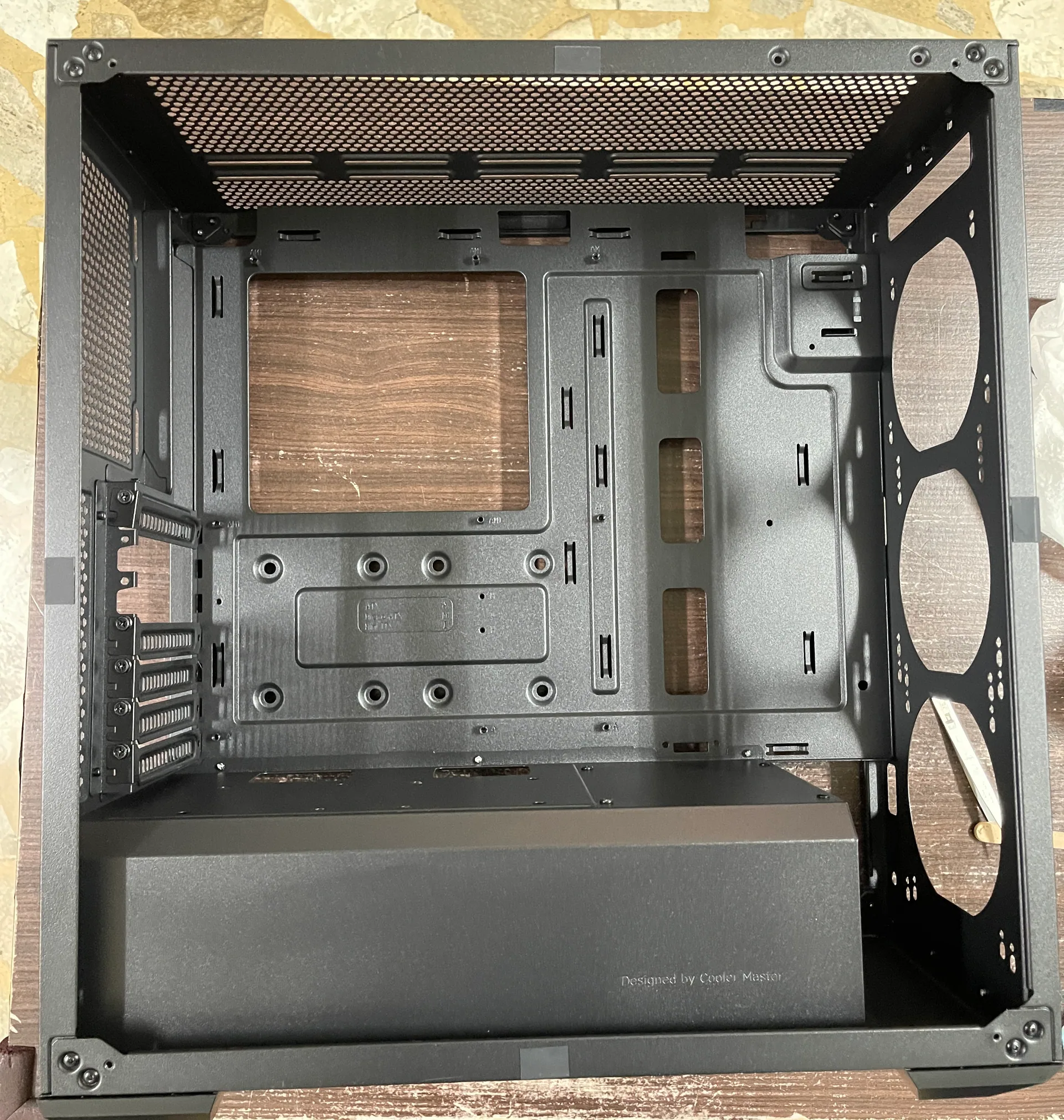 水洗並乾燥完成的空機殼主機板側