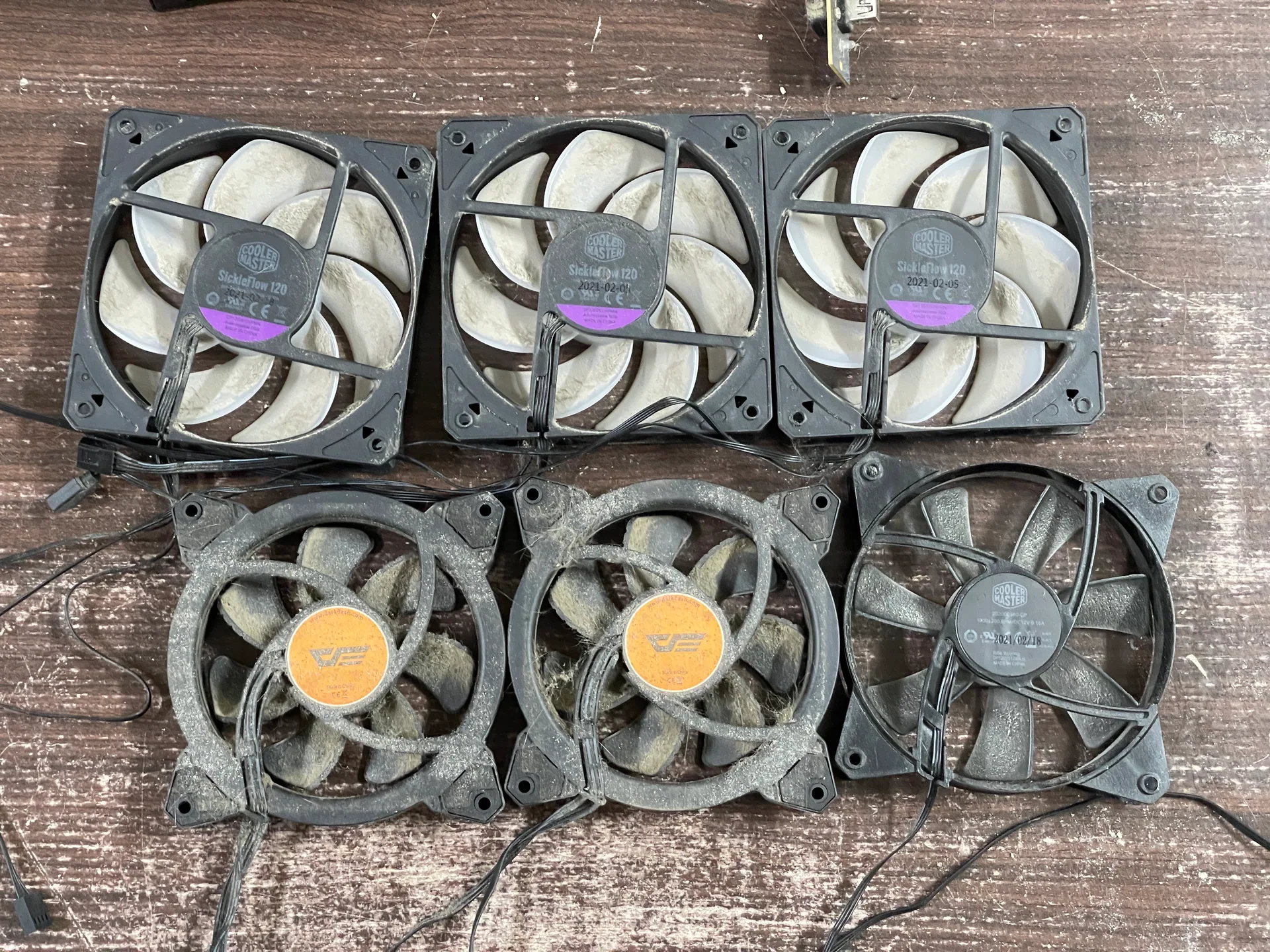 清潔前覆滿灰塵的六顆桌機風扇背面