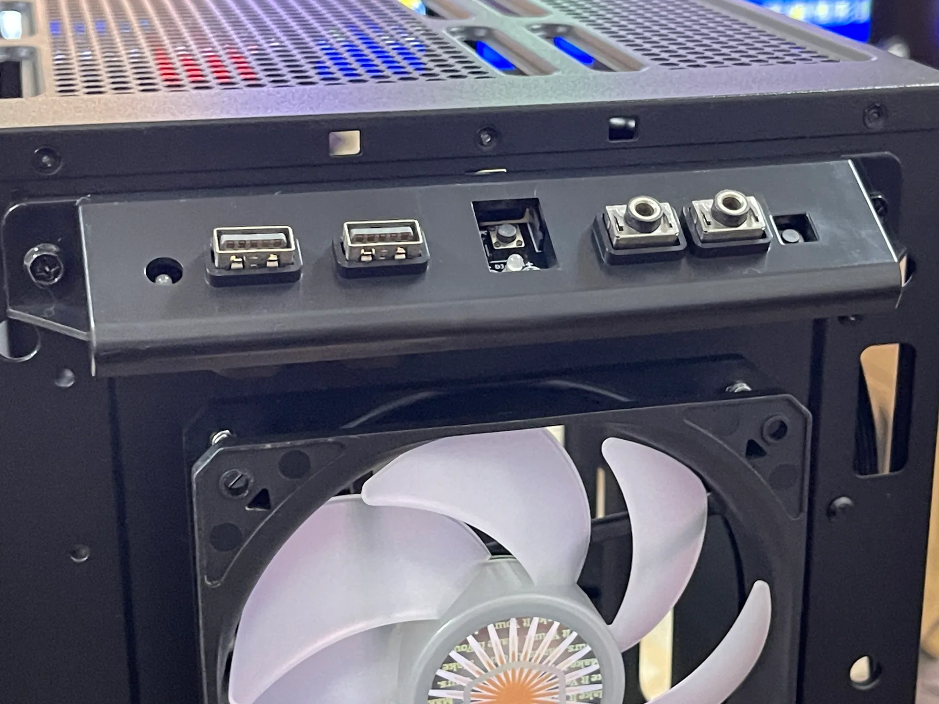 清潔完成的機殼前方 I/O 區域
