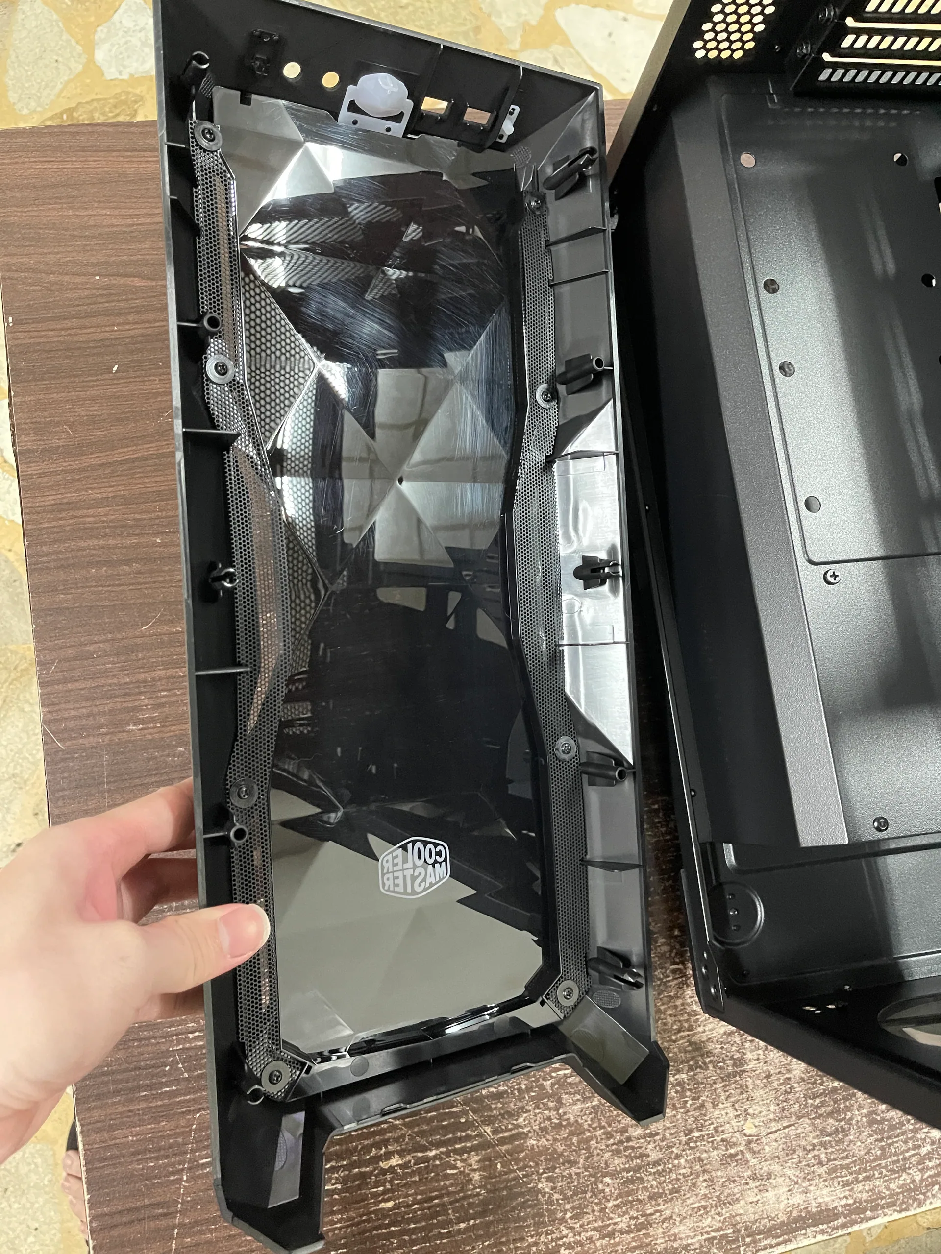 清潔完成的機殼前面板內側