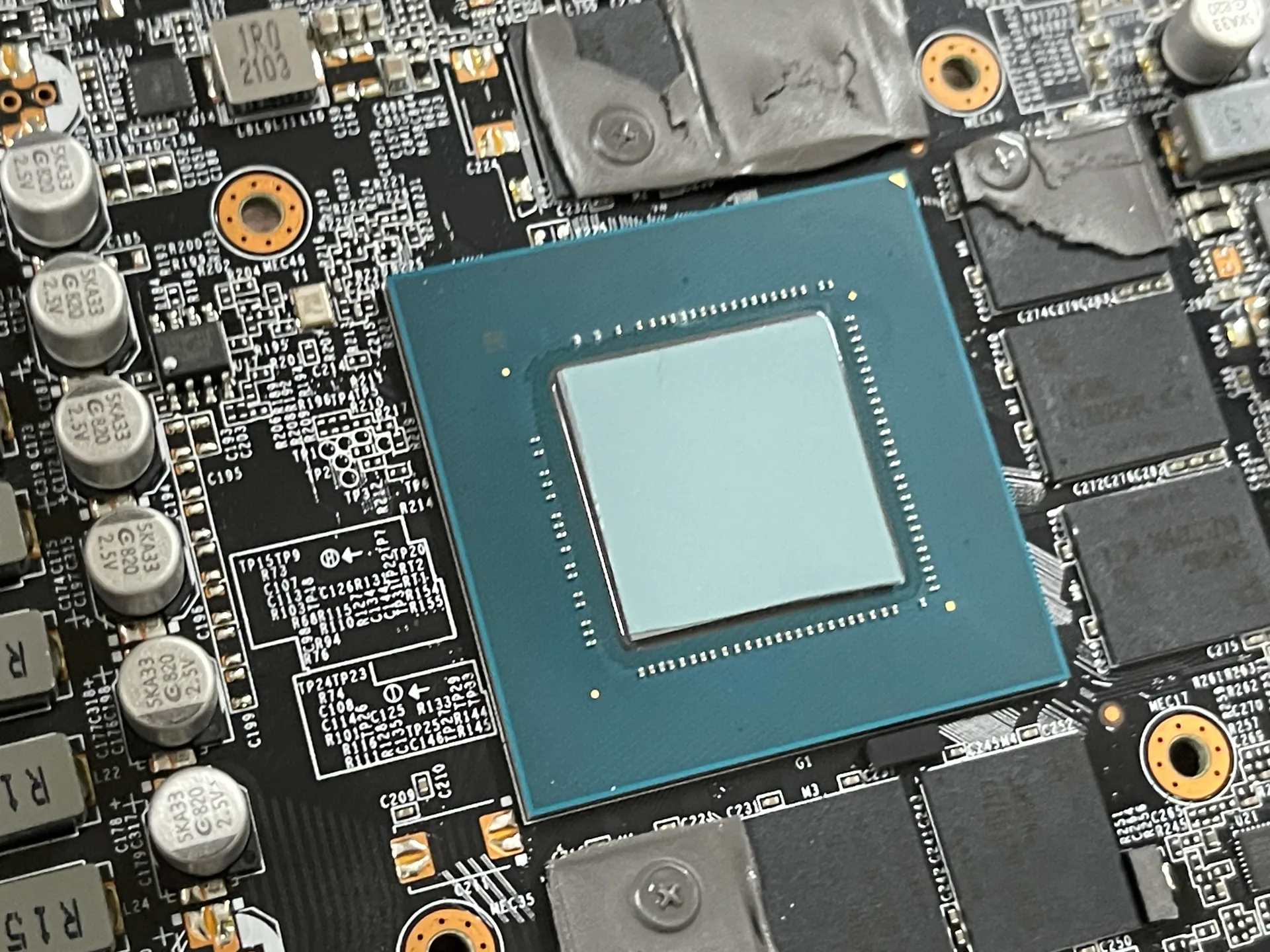 完成清潔、準備安裝 Honeywell PTM7950 相變片的 GPU 核心