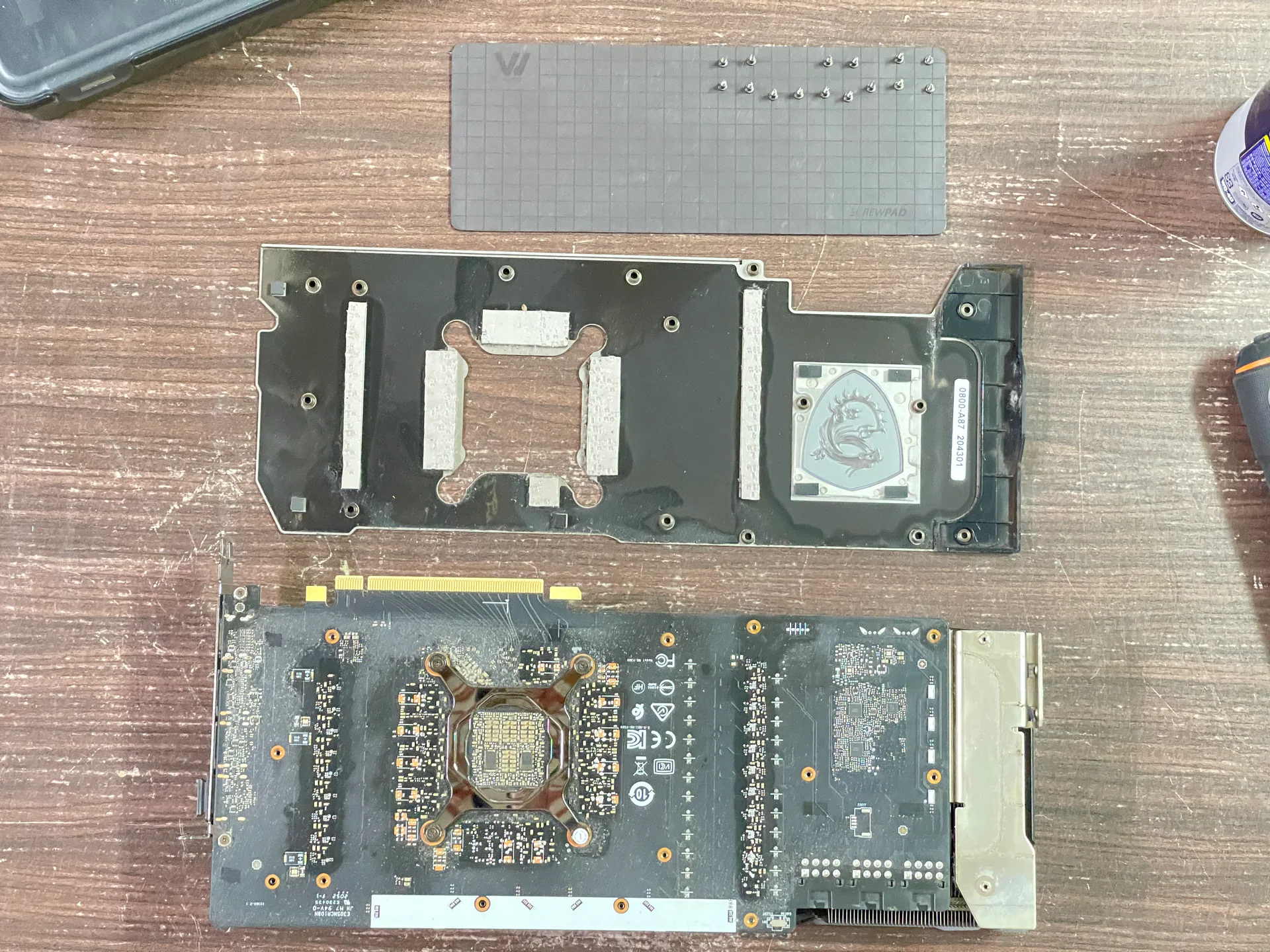顯示卡強化背板拆開後的導熱貼與 PCB 背面