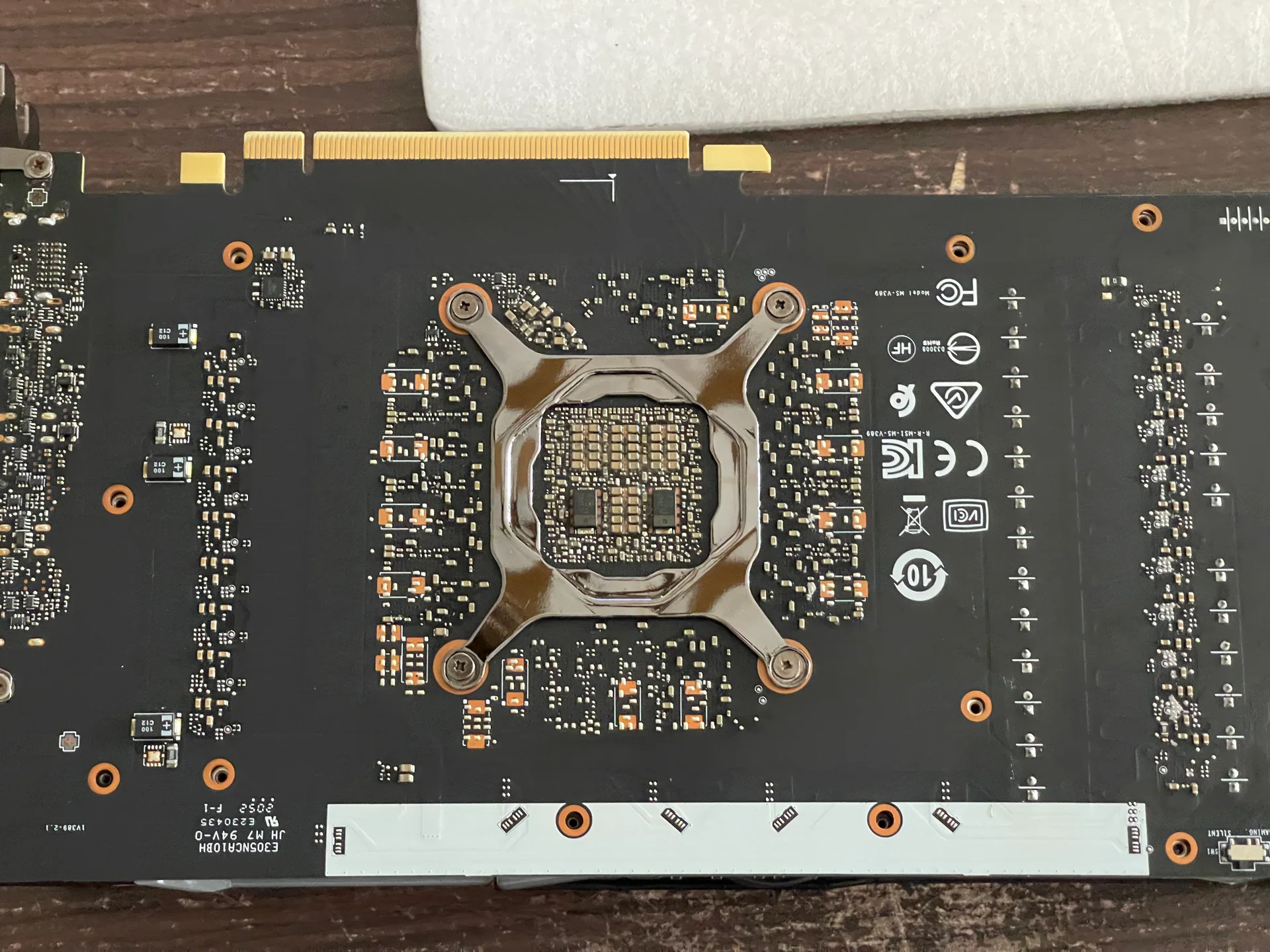 完成後 PCB 背面核心固定區細部