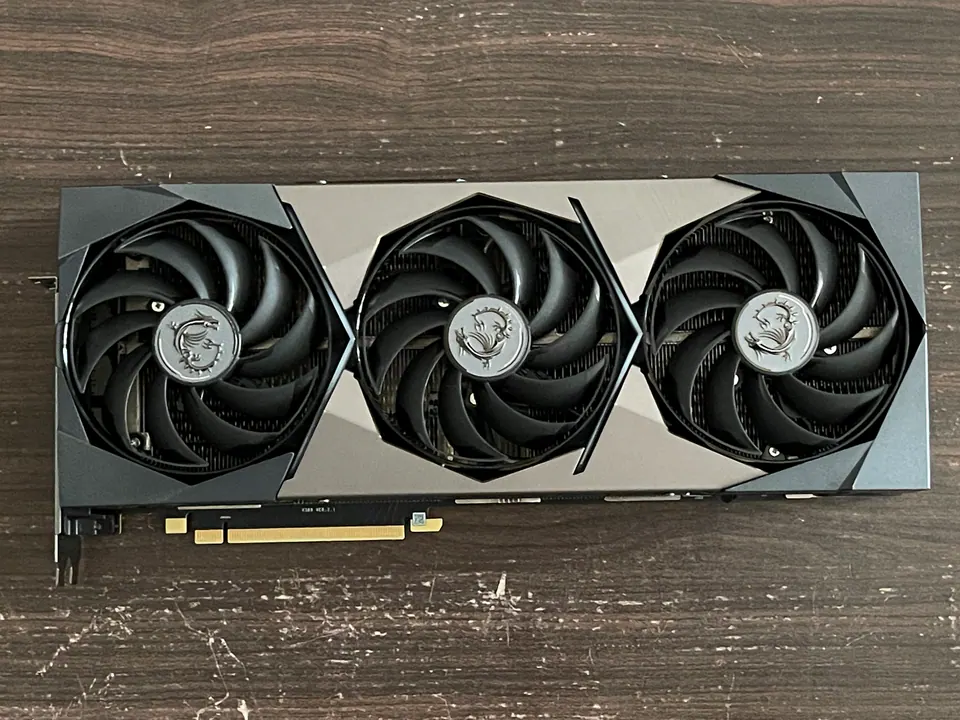 MSI RTX 3080 SUPRIM X 顯示卡完成深度清潔後的正面