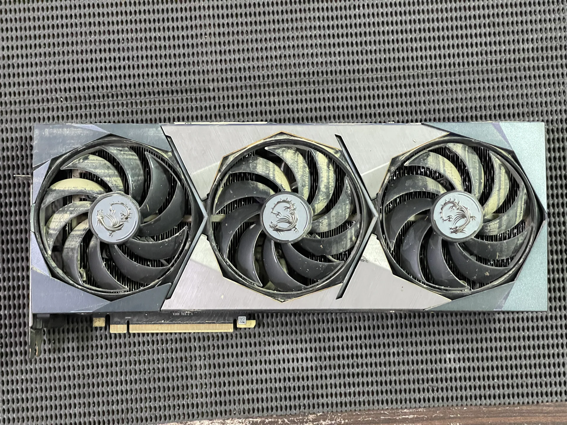 風扇與鰭片明顯積塵的 MSI RTX 3080 SUPRIM X 處理前正面
