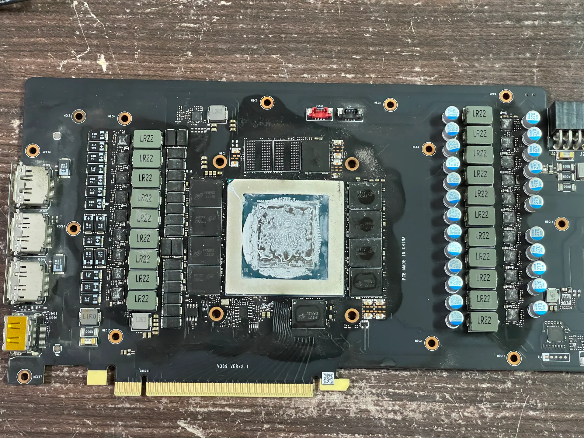 保留舊散熱膏的 RTX 3080 GPU 核心