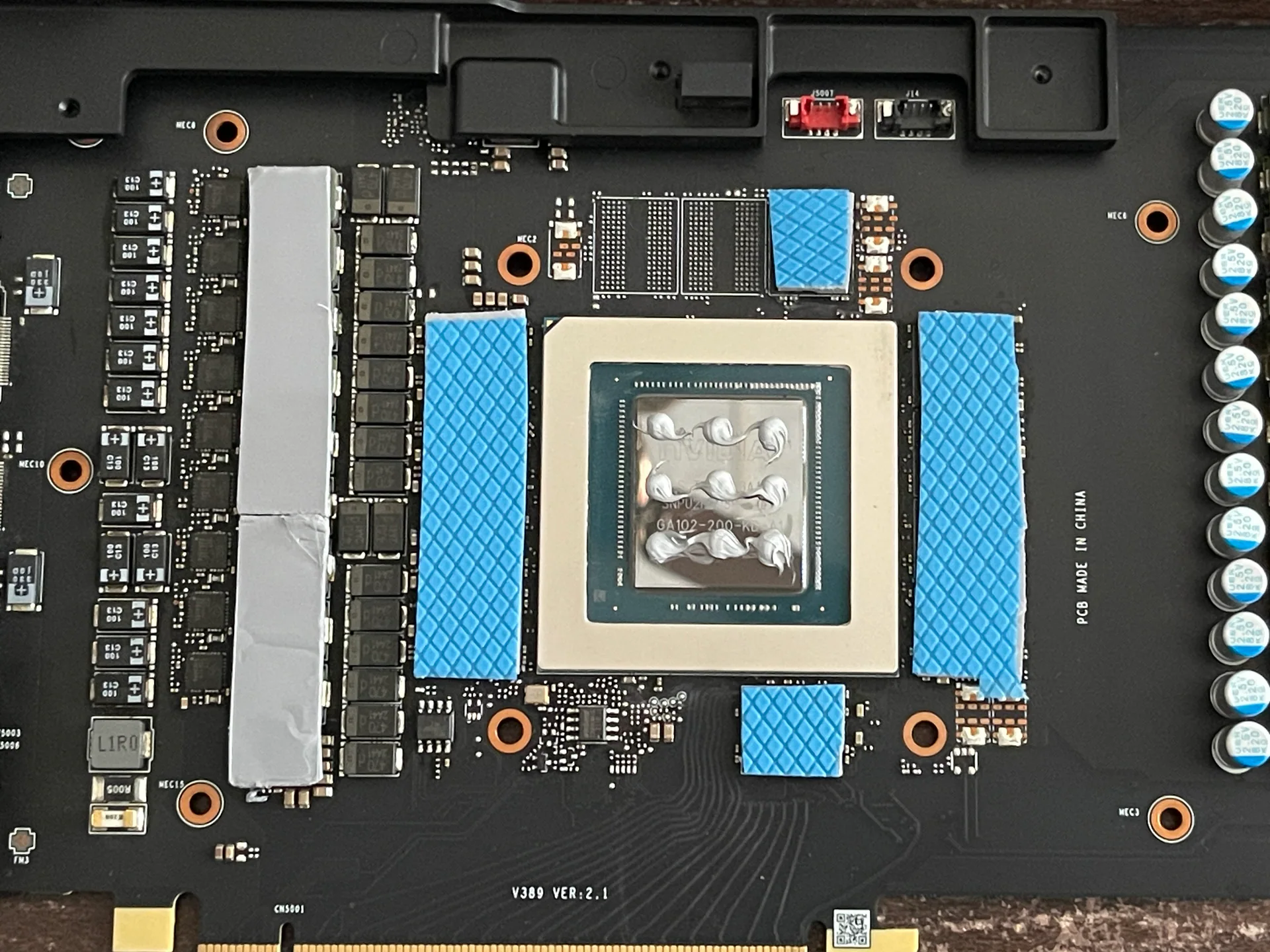 GPU 核心重新塗佈暴力熊 Kryonaut 12.5 W/m·K 散熱膏並更新周邊導熱貼