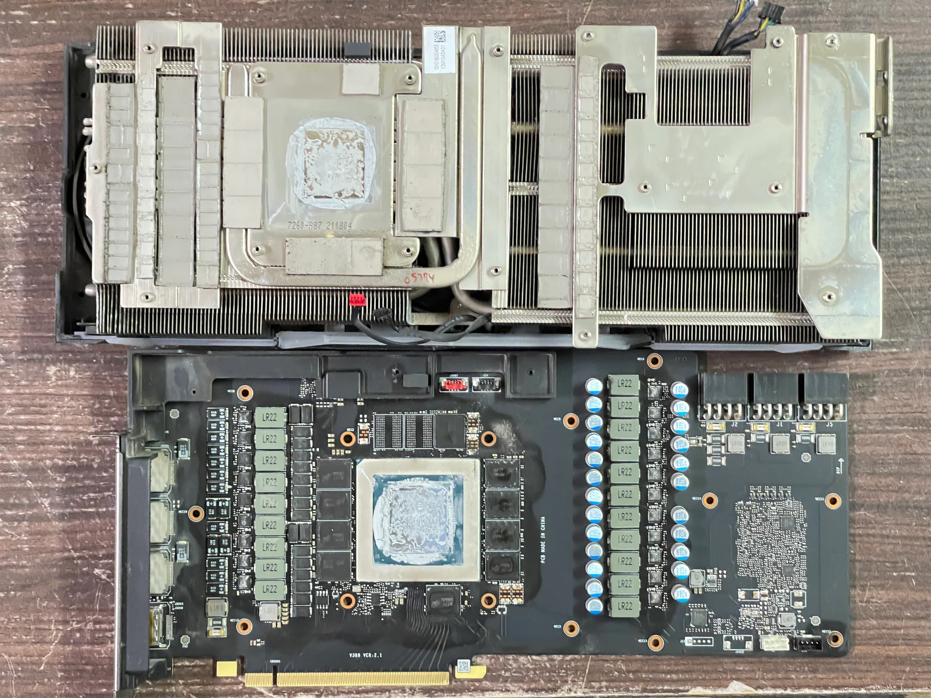 顯示卡 PCB 與散熱模組分離後的處理前狀態