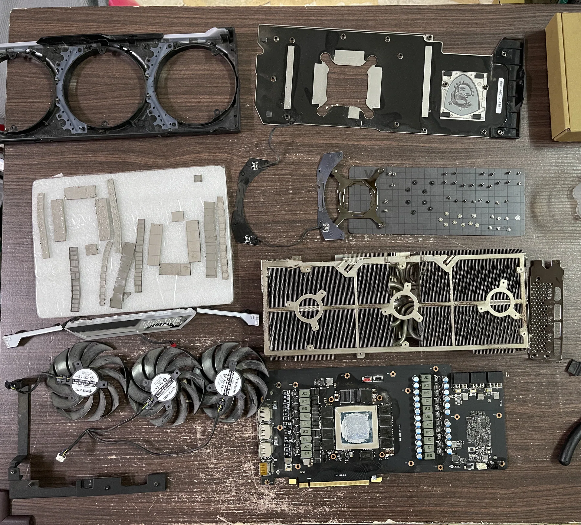 MSI RTX 3080 SUPRIM X 外殼、風扇、強化背板、導熱貼、散熱器與 PCB 分開陳列