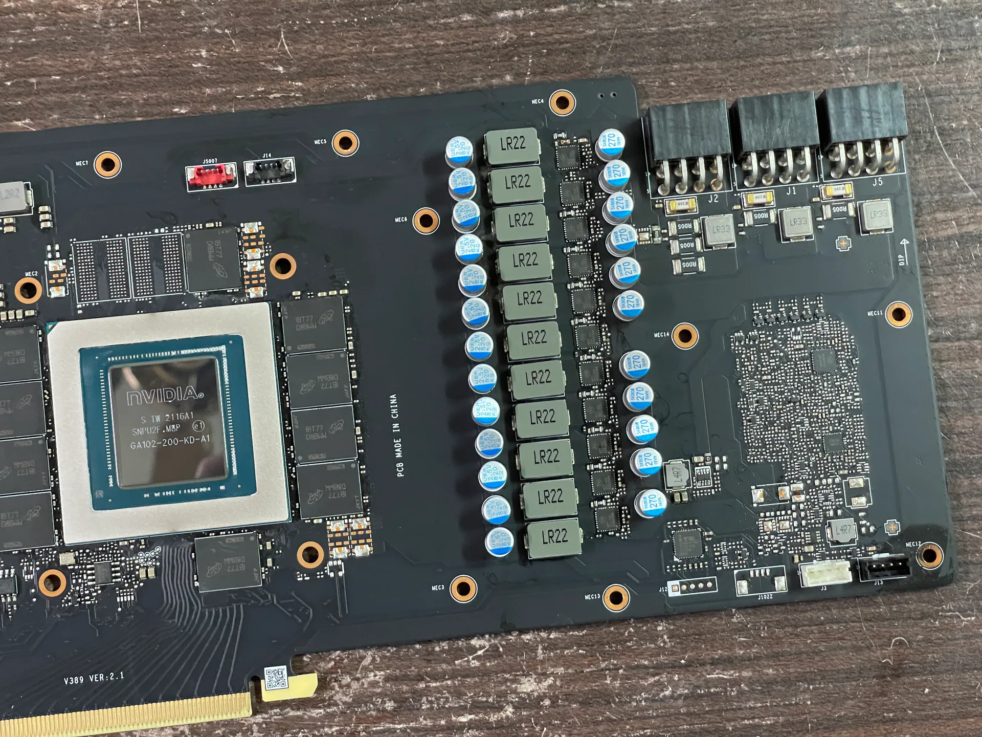 清潔完成的 RTX 3080 PCB、核心、顯存與供電元件