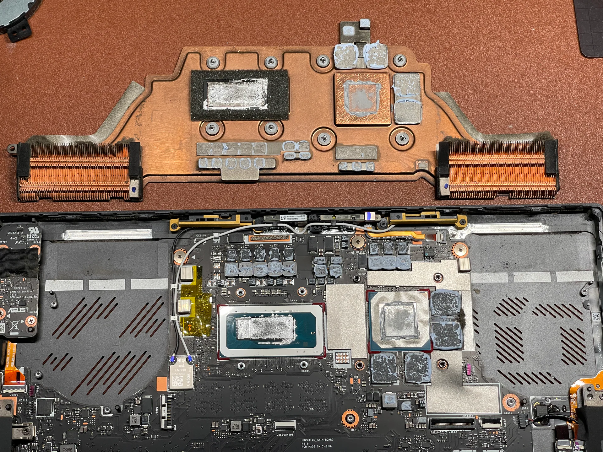 ASUS ROG Flow Z13 均熱板與主機板分離後的大部分解狀態