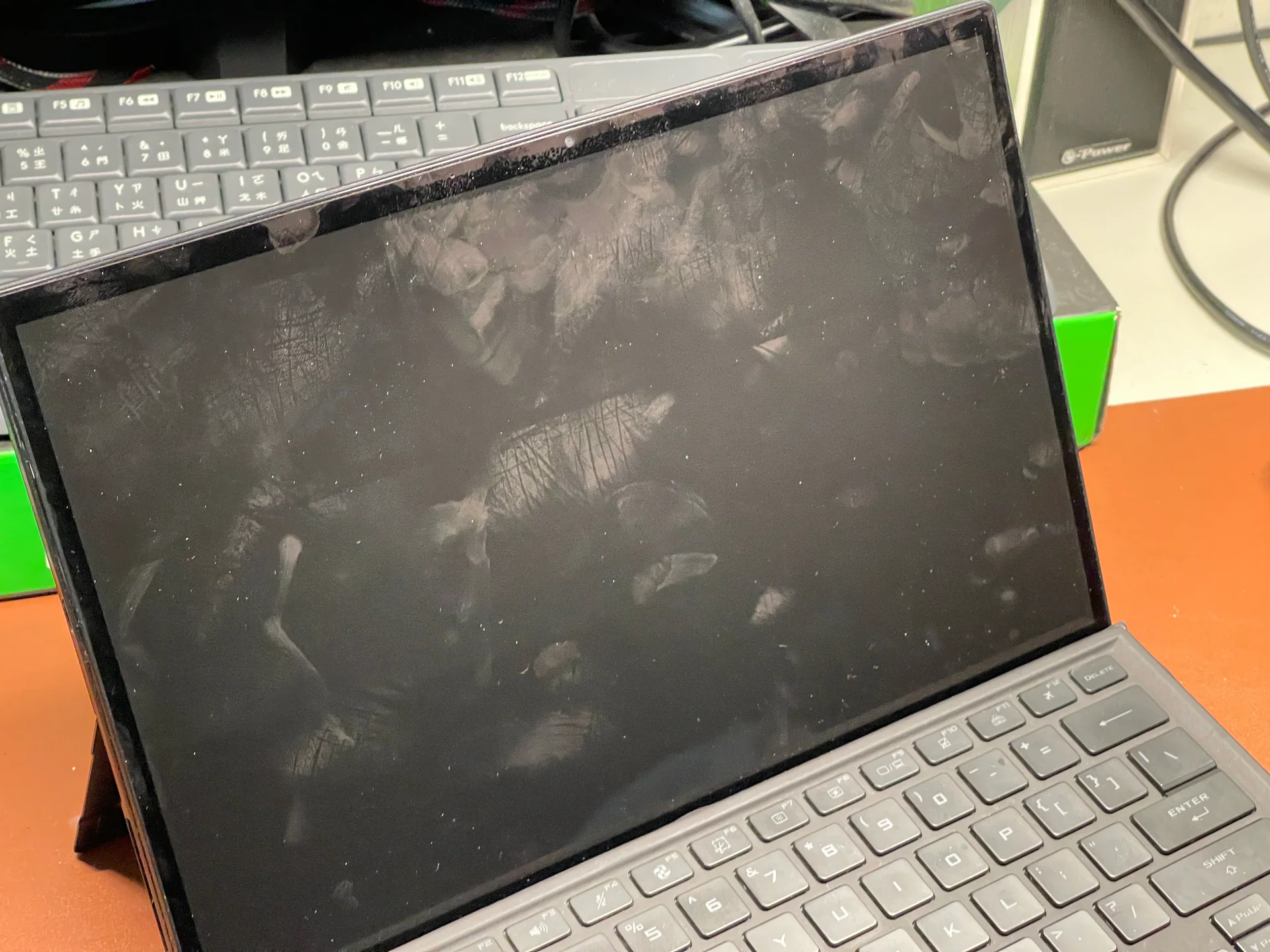 處理前有指紋與髒污的 ASUS ROG Flow Z13 螢幕