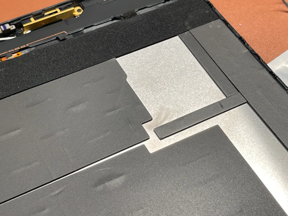 ASUS ROG Flow Z13 螢幕背面右側清潔完成